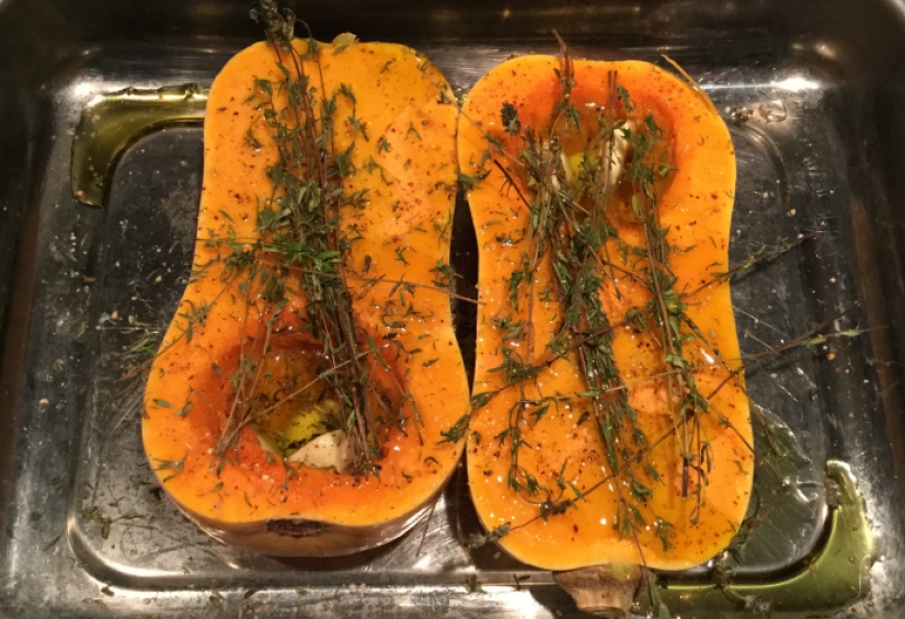Courge butternut rôti au four, huile d'olive, ail et thym avant d'en faire une délicieuse purée