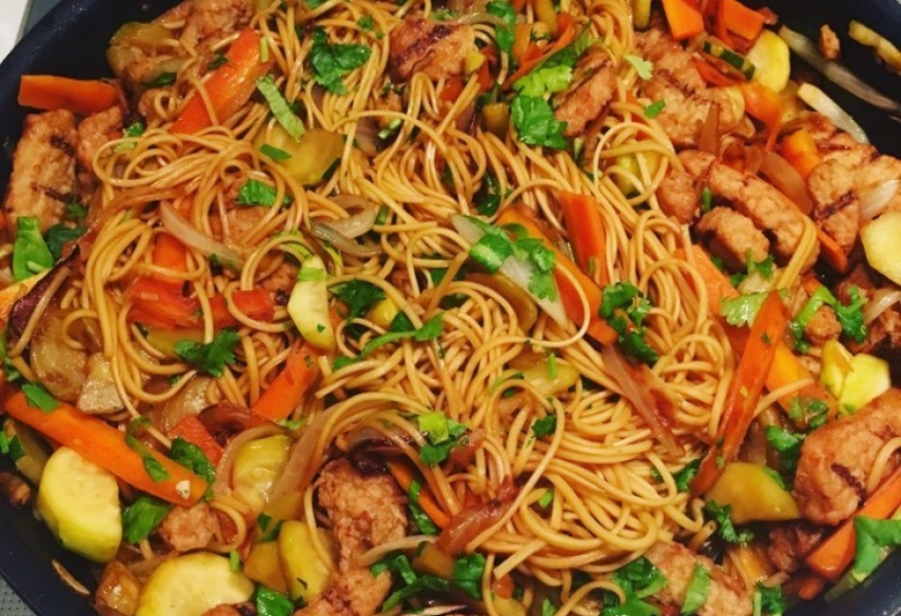 Poêlée asiatique faite maison : nouilles sautées et émincés de poulet